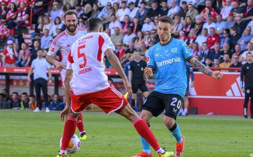 奥格斯堡球员在社交媒体上互动热烈的简单介绍