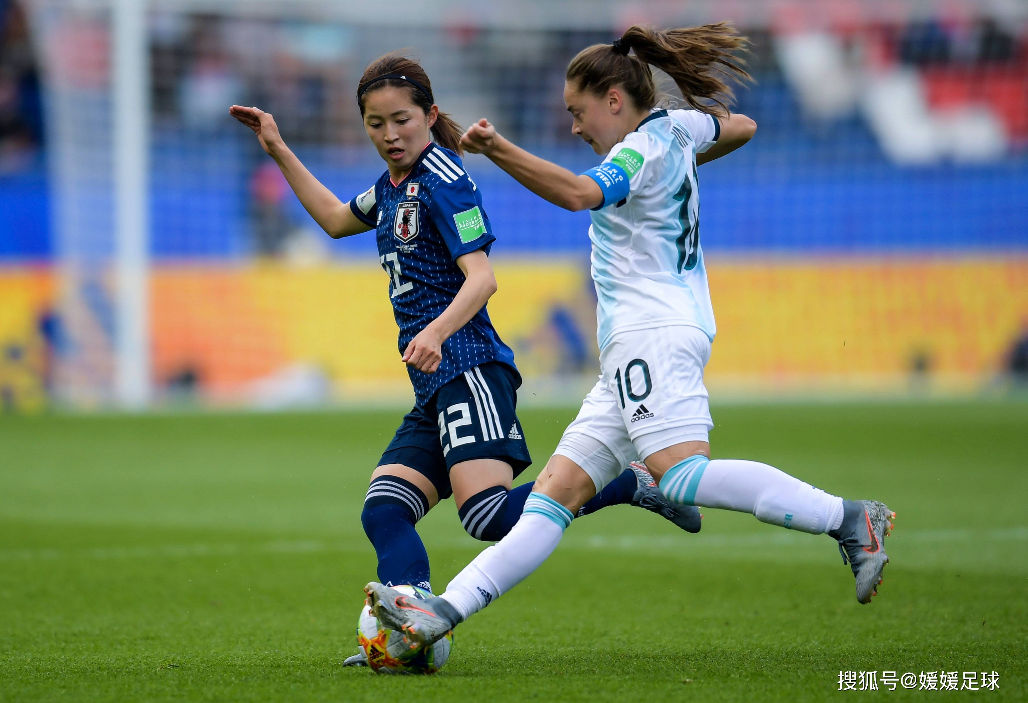 意大利女足在比赛中力挺队友