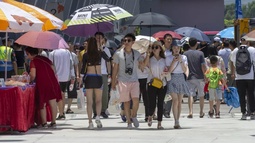 快节奏的比拼，观众沸腾欢呼