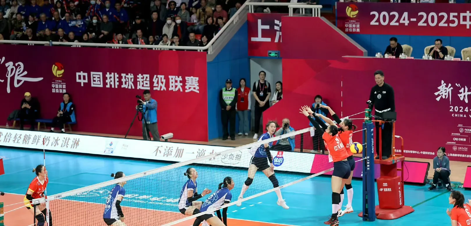 排球赛场上激情碰撞，较量颇具看点的简单介绍