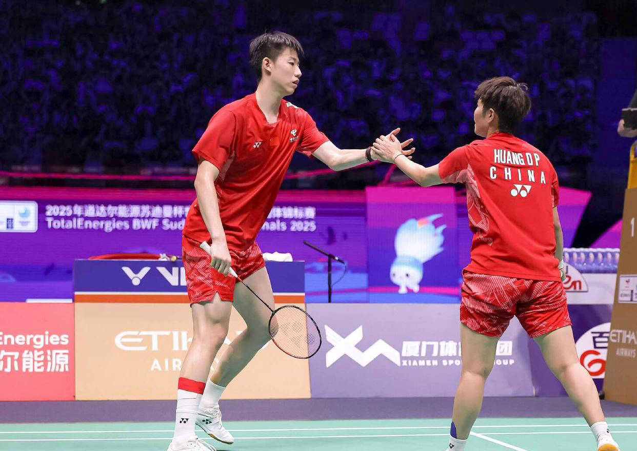 羽毛球比赛日本男单选手横扫对手