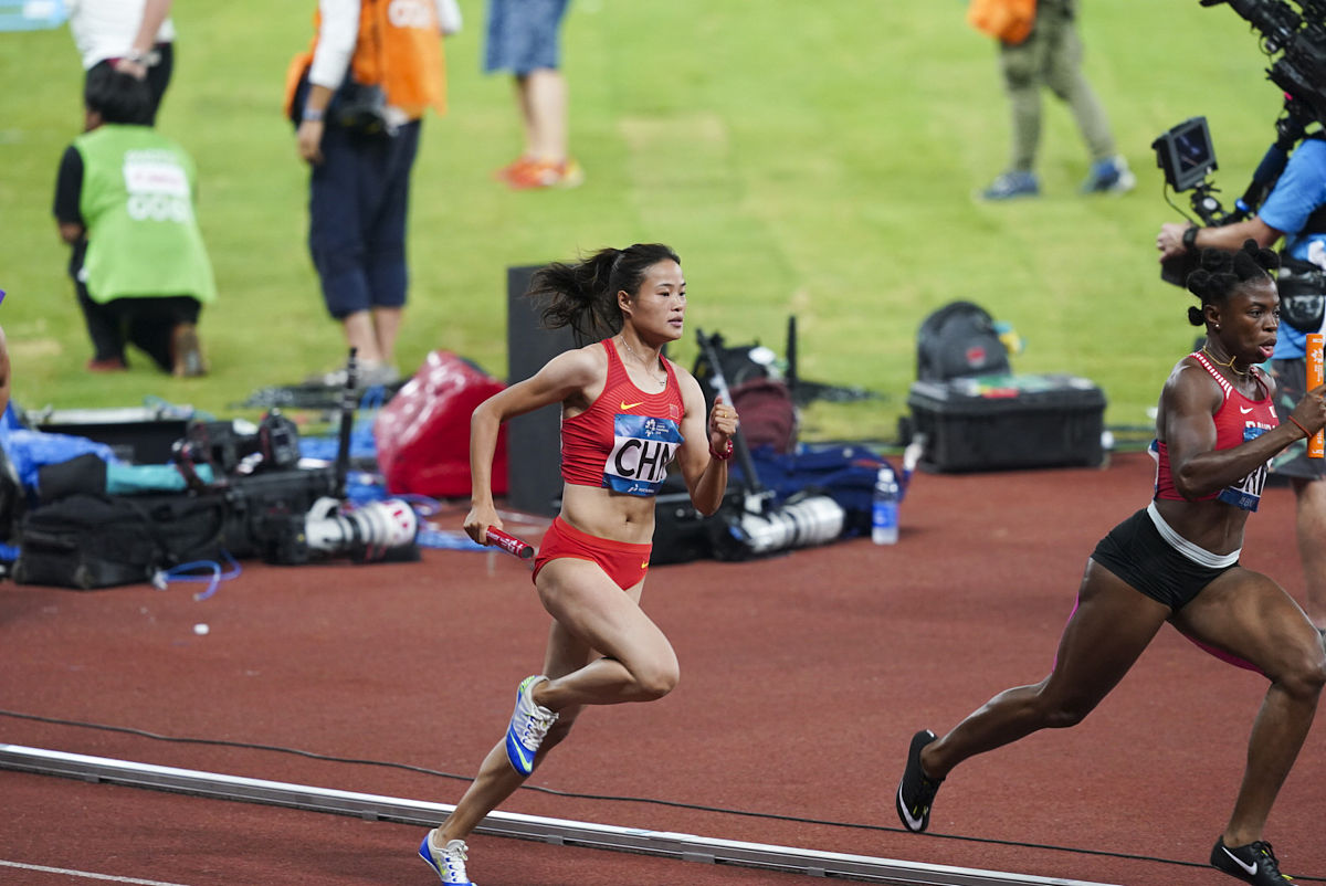 运动员们挥洒汗水，决心坚定迎来挑战的简单介绍