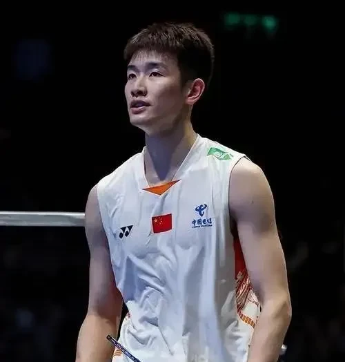 羽球男单选手实力横扫，晋级