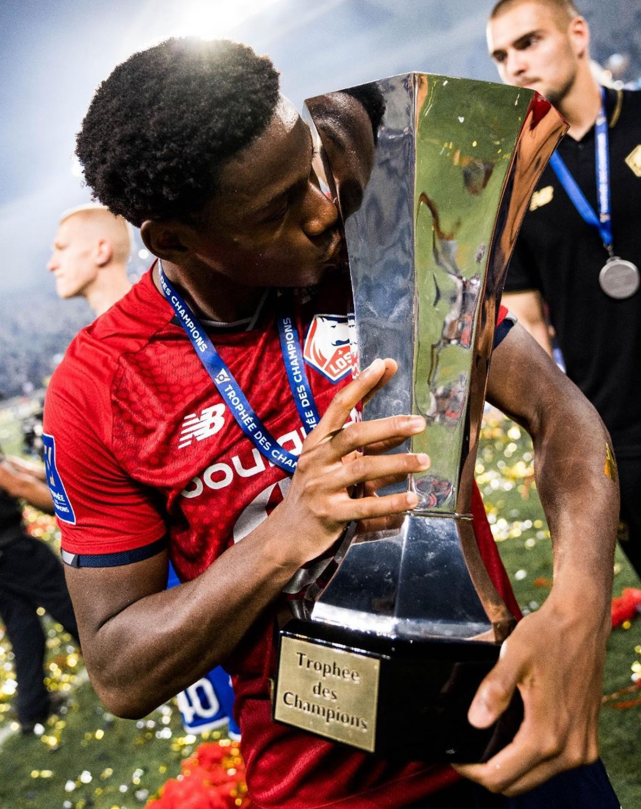 玻利维亚举重选手实现突破荣誉加冕