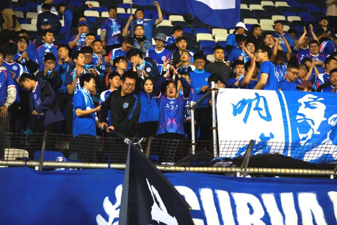 关于主场气氛火爆，球队士气大振的信息