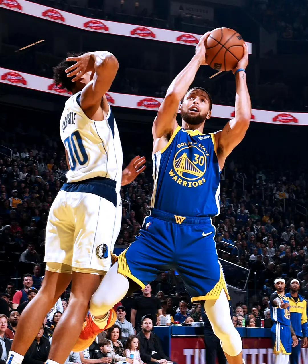 勇士再胜独行侠，库里数据全面