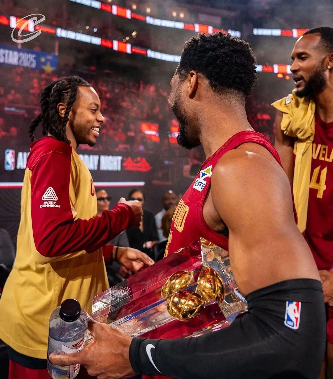 爵士客场击败国王，米切尔贡献27分