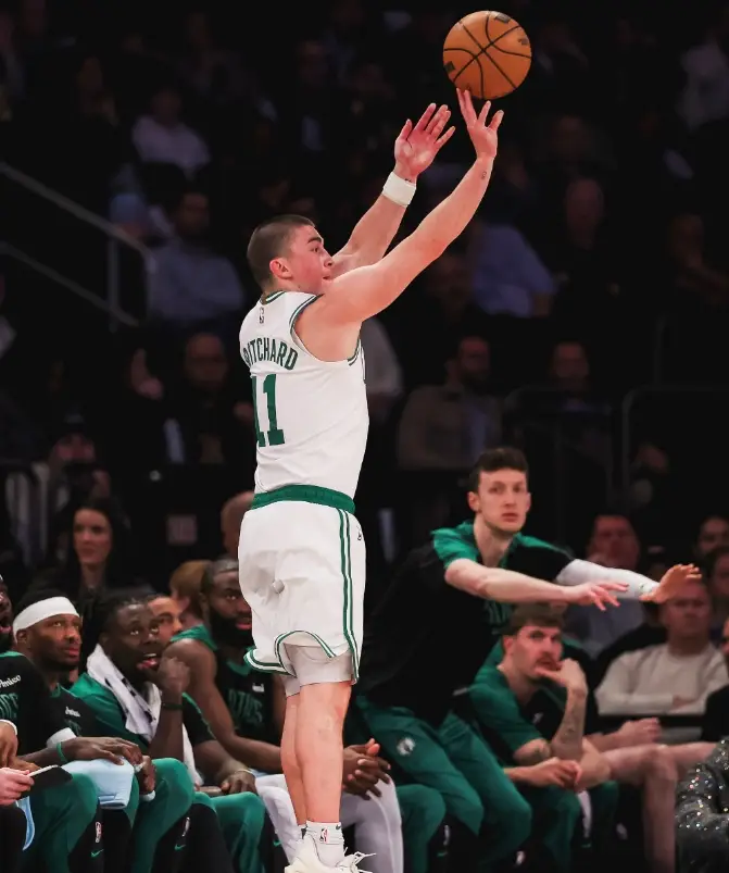 三巨头联手砍63分！凯尔特人轻松战胜雄鹿