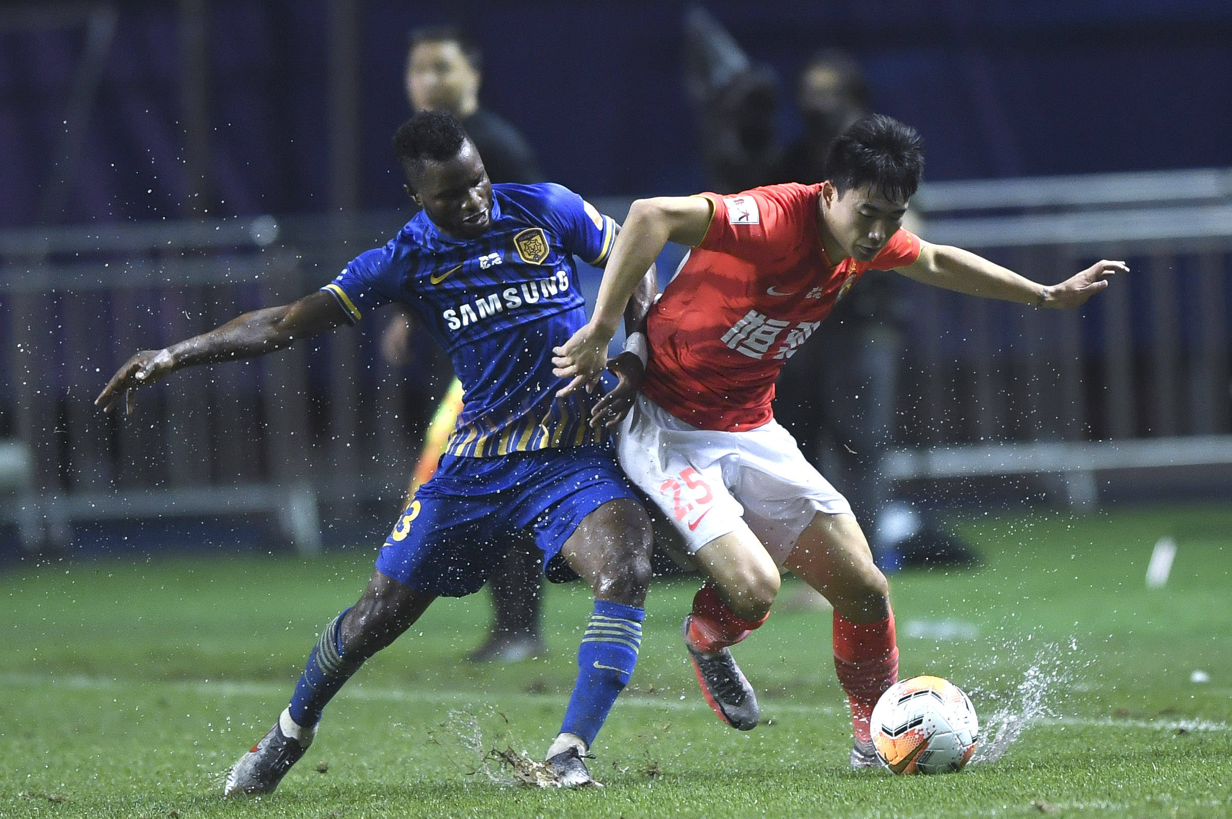 广州恒大战平苏宁追平积分恒大改用四外援PK欲冲突