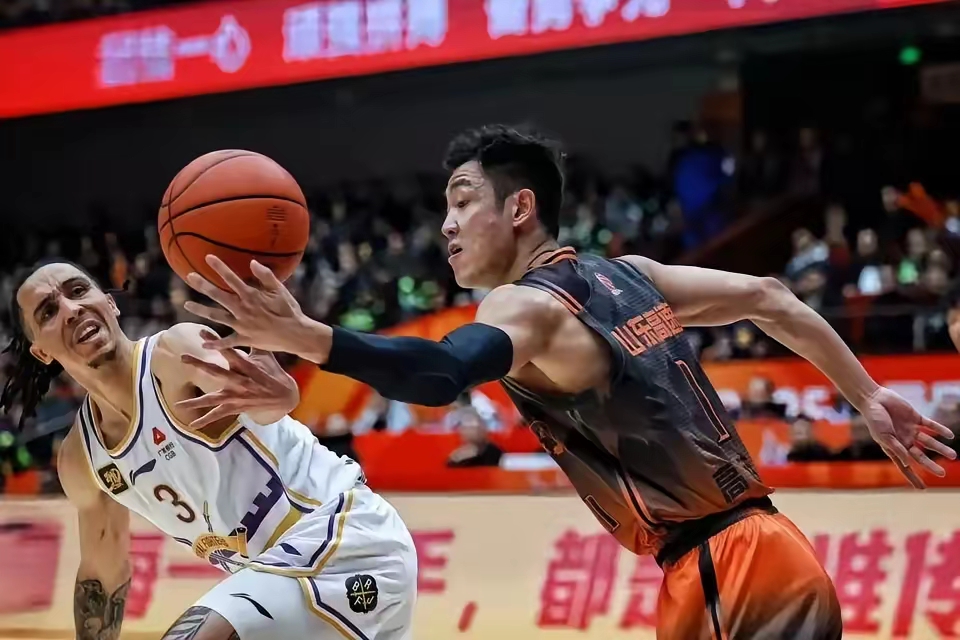 青岛队翻盘步行者，高诗岩高光表现